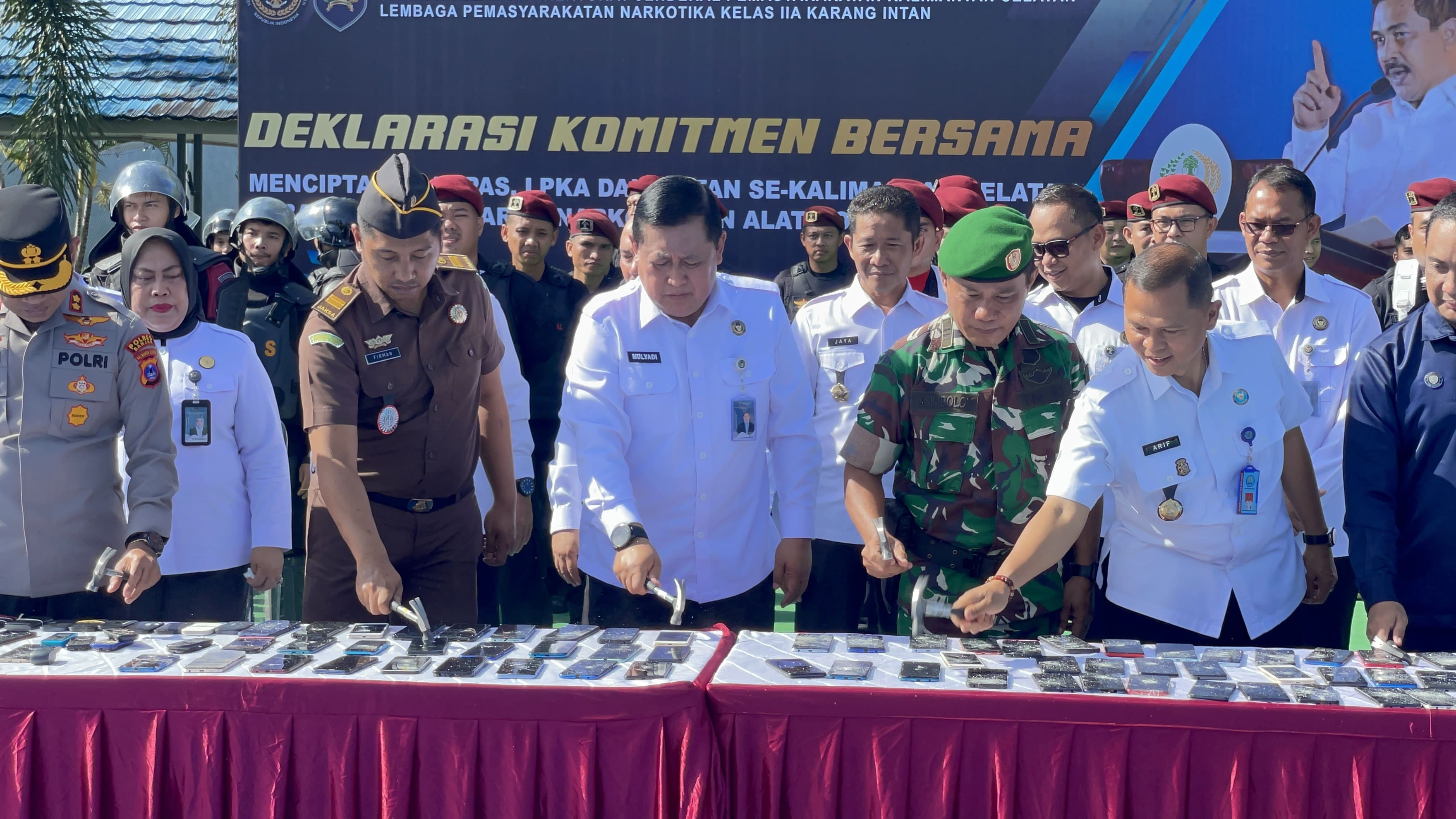 Kakanwil Ditjenpas Kalsel Pimpin Pemusnahan 70 HP Ilegal: Langkah Nyata Wujudkan Pemasyarakatan Bersih
