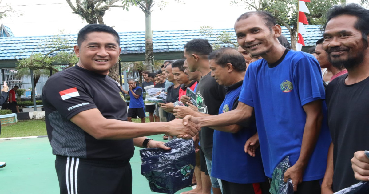 Seragam Baru Semangat Baru Warga Binaan Lapas Narkotika Karang Intan Terima Kaos