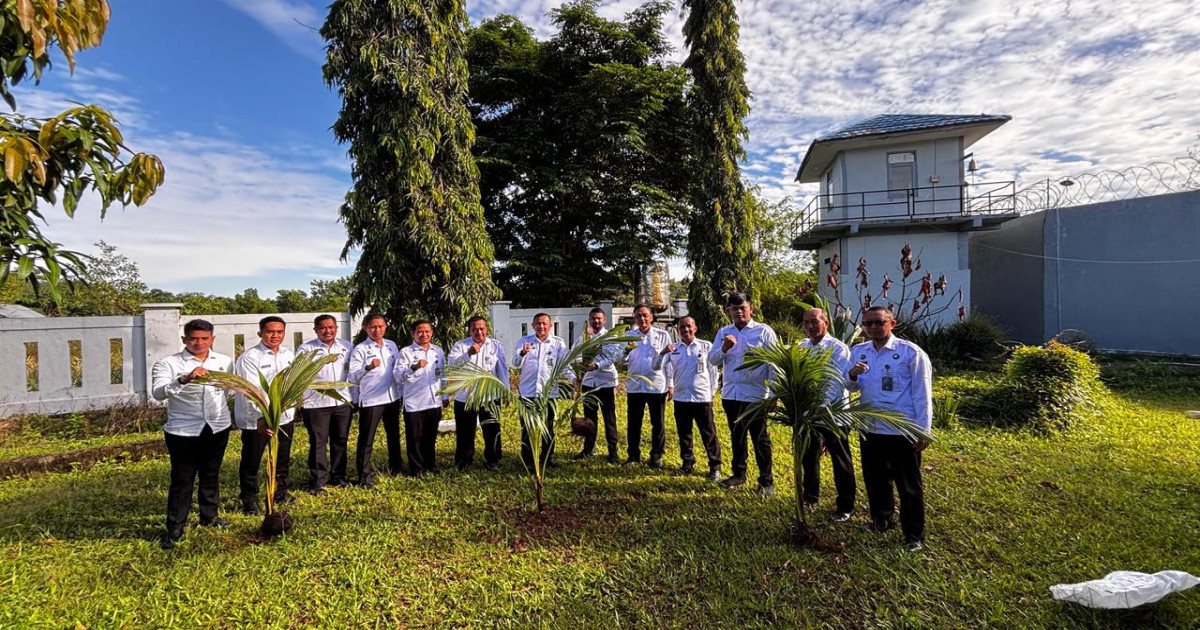 Dari Lapas untuk Negeri: Penanaman Kelapa Dalam Jadi Wujud Nyata Program Ketahanan Pangan  Karang Intan, INFO_PAS — Dalam upaya mendukung Program Ketahanan Pangan Nasional, Lembaga Pemasyarakatan (Lapas) Narkotika Kelas IIA Karang Intan melaksanakan kegia